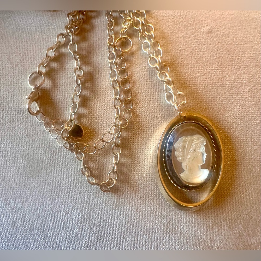 Elegant Gold Cameo Pendant Necklace